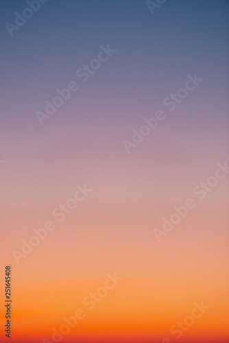 Fotografiet Predawn clear sky with orange horizon and violet atmosphere