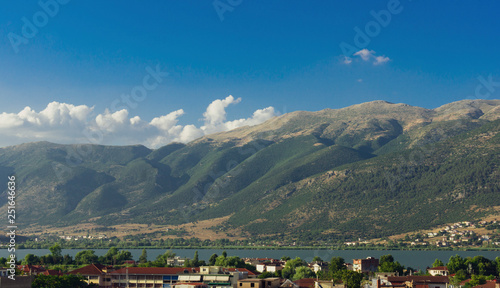 Green mountains in the northen Greece © Marit