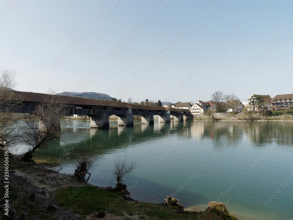Bad Säckingen. Die längste gedeckte Holzbrücke Europas richtung Stein in Schweiz vom rheinallee aus gesehen