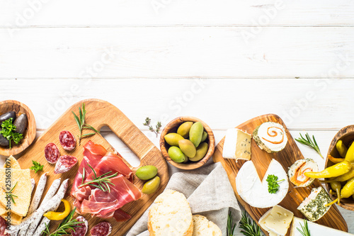 Fotografia Antipasto delicatessen - meat, cheese and olives.