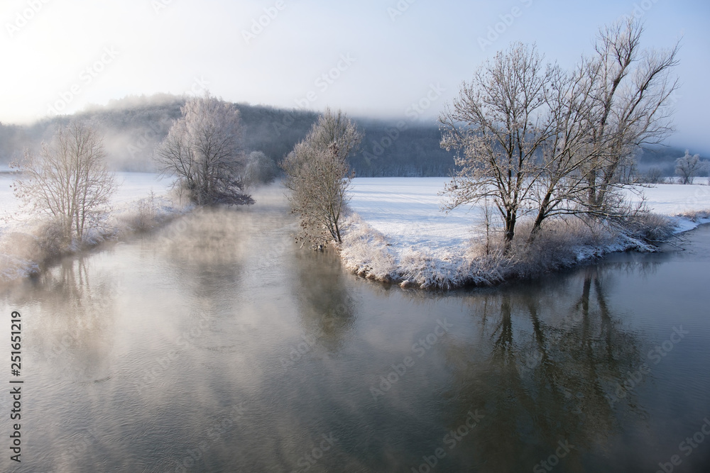 Winternebel über Flusslandschaft Winternebel über Flusslandschaft