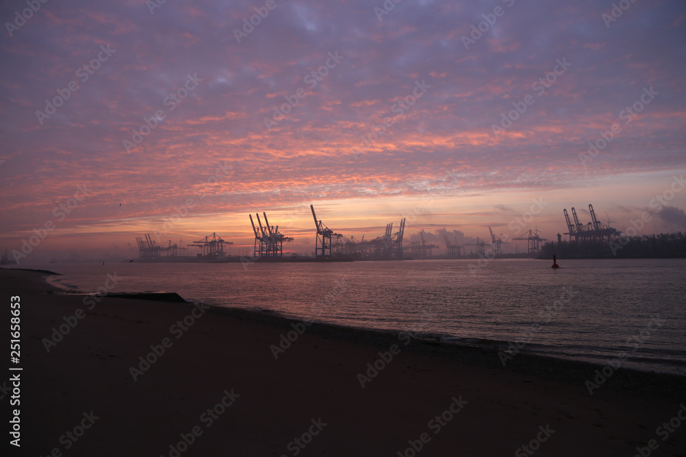 Sonnenaufgang über dem Hamburger Hafen