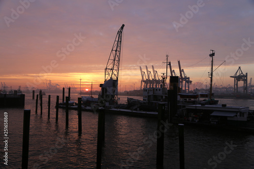 Sonnenaufgang über dem Hamburger Hafen