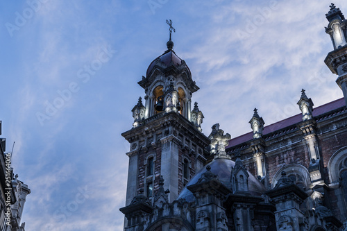 Catedral histórica iluminada al anochecer de Oviedo.