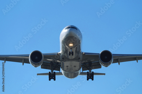 Zweistrahliger Düsenjet in der Luft im Anflug auf Flughafen - Stockfoto