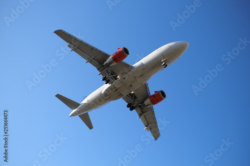 Zweistrahliges Flugzeug in der Luft mit roten Triebwerken - Stockfoto