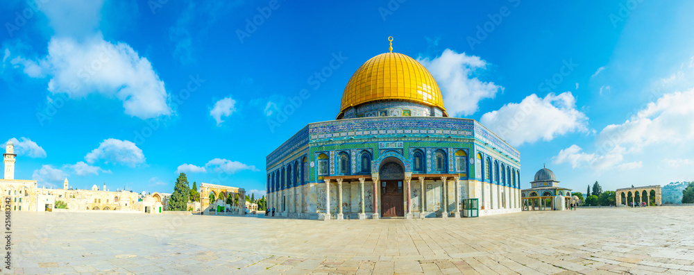Naklejka premium Famous dome of the rock situated on the temple mound in Jerusalem, Israel