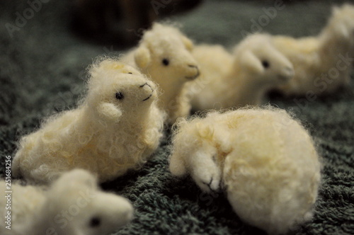 Foto handmade wool toys sheep