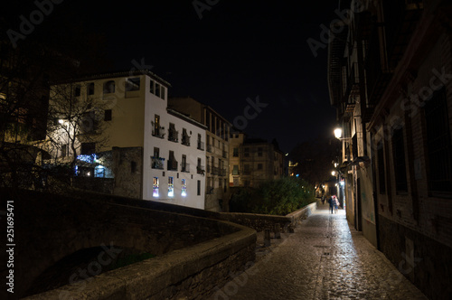 Fototapeta Naklejka Na Ścianę i Meble -  Paseo de los Tristes in Granada, Spain at Night