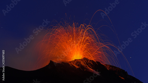 Bild auf Leinwand Ausbruch des Stromboli, Vulkanausbruch auf den Äolischen Inseln