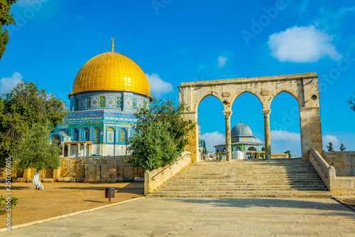 Fototapeta Famous dome of the rock situated on the temple mound in Jerusalem, Israel