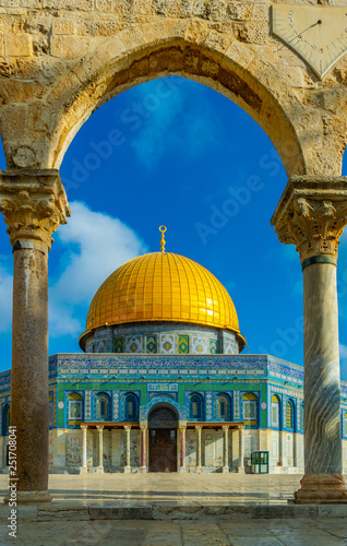 Fototapet Famous dome of the rock situated on the temple mound in Jerusalem, Israel