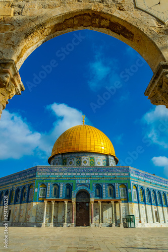 Famous dome of the rock situated on the temple mound in Jerusalem, Israel Fototapet