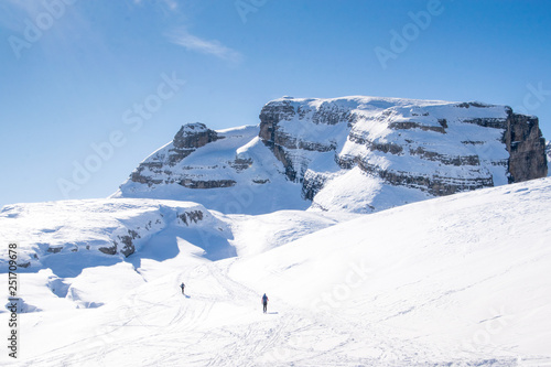 Madonna di campiglio paesaggio innevato visto dalle piste da sci