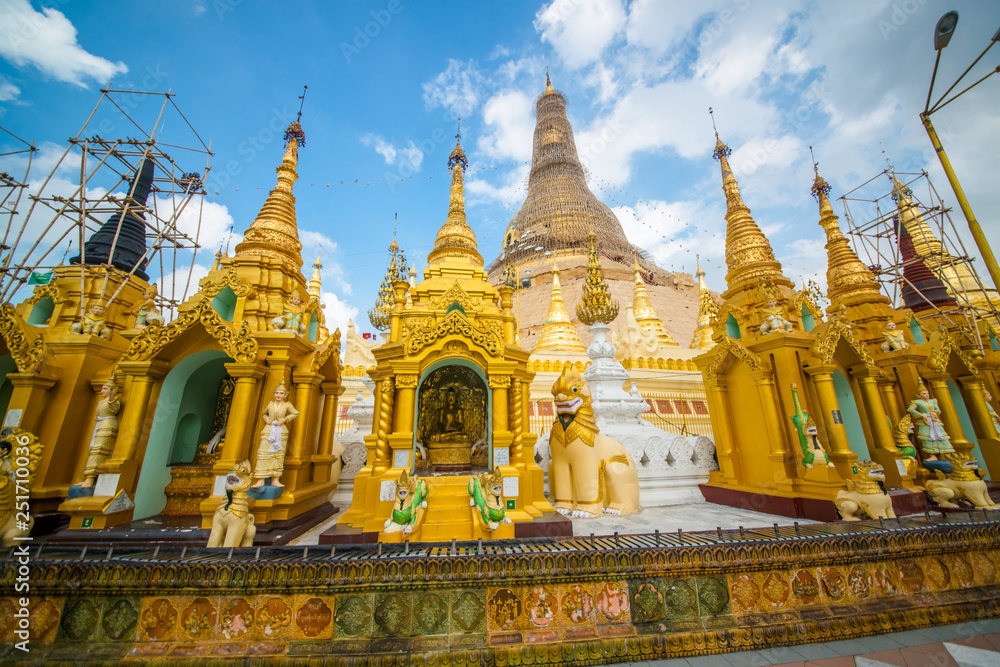 Fototapeta premium Świątynia buddyjska Shwedagon Pagoda w Yangon, Myanmar