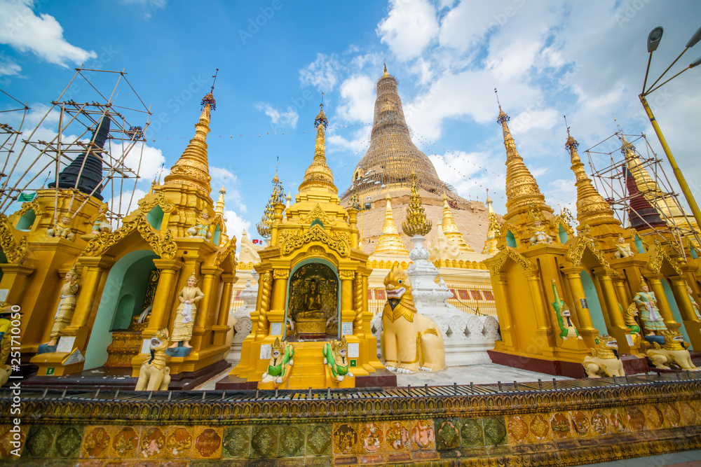 Fototapeta premium Shwedagon Pagoda Buddhist Temple in Yangon, Myanmar