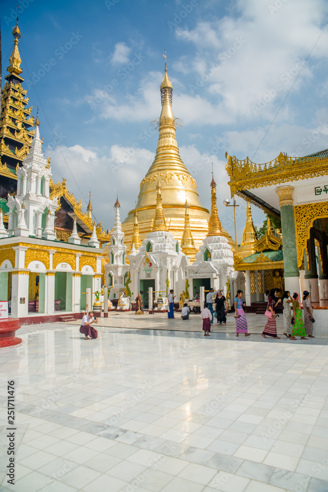 Templo Shwedagon Pagoda em Yangon, Myanmar.