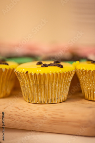 Fototapeta Naklejka Na Ścianę i Meble -  Yellow and Green cupcakes in gold cups