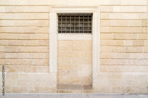 Porta murata in pietra leccese photo