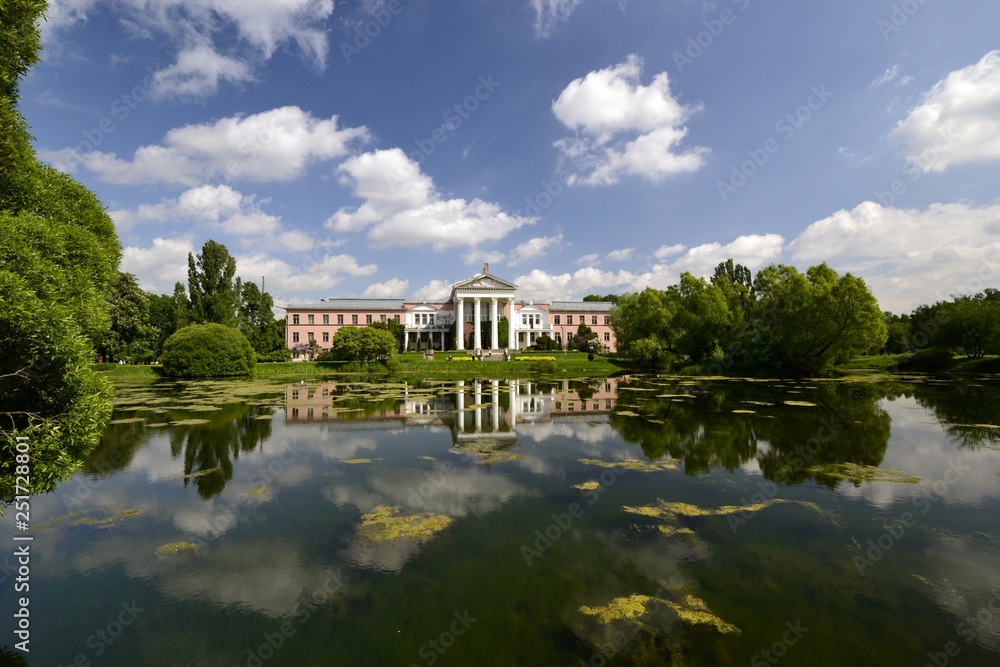 Fototapeta premium Lake and Park building in the morning