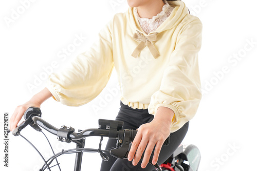 自転車を運転する若い女性