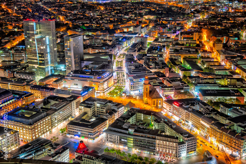 Übersicht über die Innenstadt von Frankfurt am Main bei Nacht