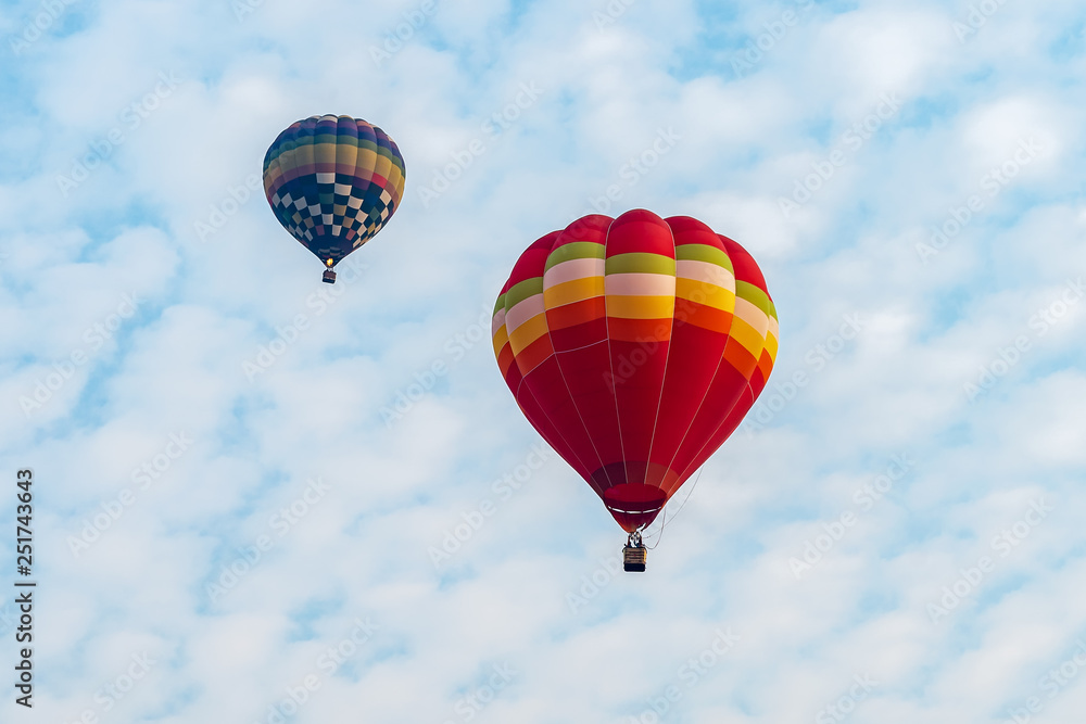 Obraz premium Colorful hot air balloons floating above the lake in Chiang Rai, Thailand