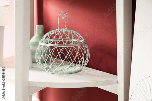 Foto Stylish decor on shelf near color wall