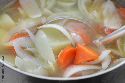 鍋で煮ている人参や玉ねぎやジャガイモなどの野菜 photo