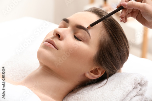 Young woman undergoing eyeb...
