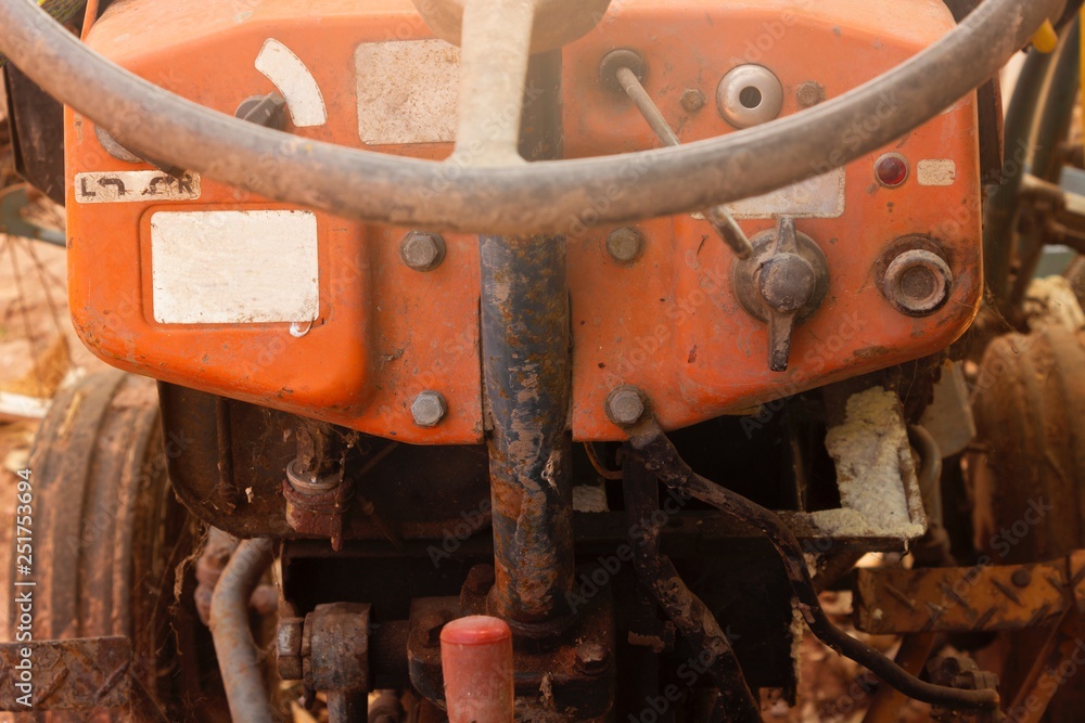 After the use of agricultural tractors, there are dirt, dirt, dirt on the wheels. Rub the park outside. The car has rust causing damage to the surface. After the use of agricultural tractors, there are dirt, dirt, dirt on the wheels. Rub the park outside. The car has rust causing damage to the surface.