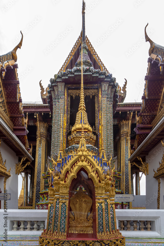 Fototapeta premium The grand palace, at the heart of Bangkok, its construction began 1782, at the order of King Phutthayotfa Chulalok. Thailand.