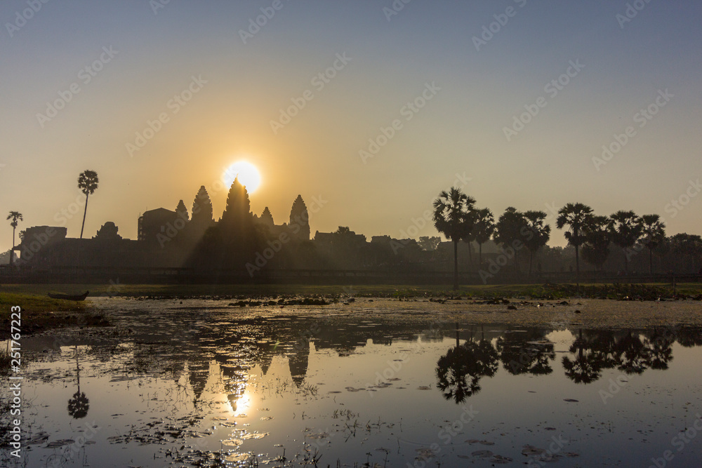 Obraz premium Sunrise view of ancient temple complex Angkor Wat and lake reflection, Siem Reap, Cambodia.