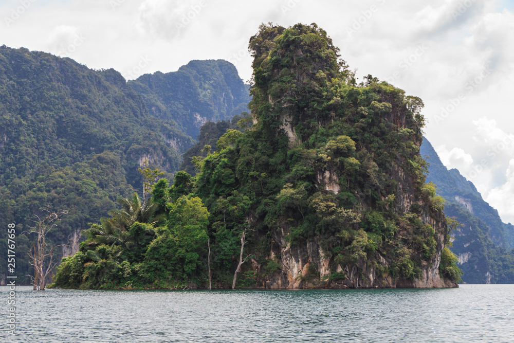 Obraz premium a mountain lake in thailand