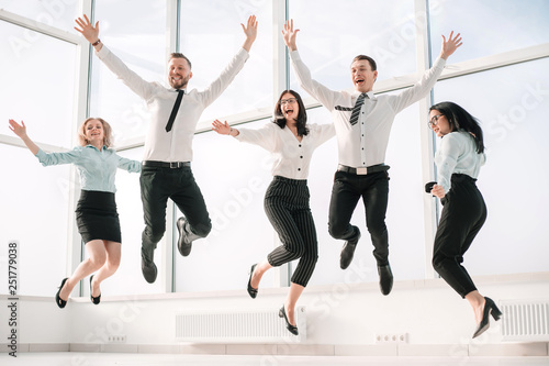 Obraz na płótnie very happy business team rejoices in the spacious office w salonie