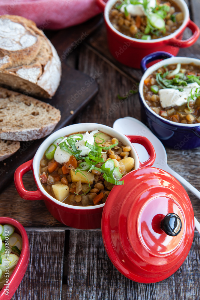 Rustikale Linsensuppe mit frischem Brot Rustikale Linsensuppe mit frischem Brot