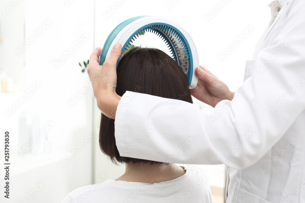 Naklejka premium Trycholog, laserowe leczenie problemów z włosami.