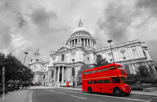 London St Paul&#39;s Cathedral i Iconic Routemaster Bus.