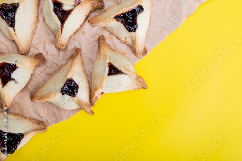 Purim, tradycyjne ciasteczka w kształcie rożków z nadzieniem.