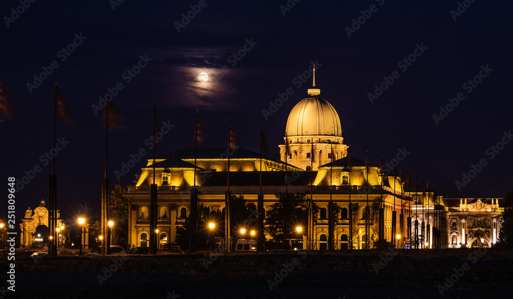 Budapeszt Zamek Królewski nocą. Zamek oświetlony ciepłym światłem. Księżycowa noc.
