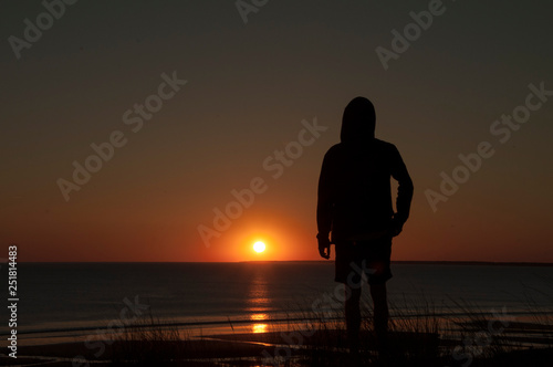 Homme qui regarde l'horizon