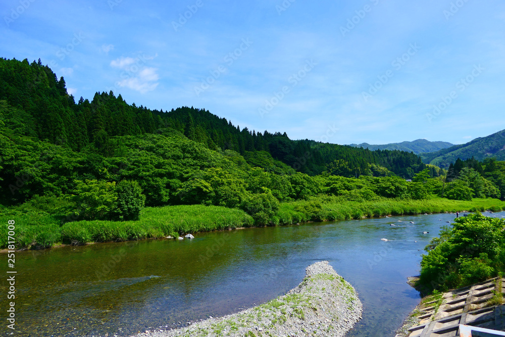 Fototapeta premium 日本の風景。山間地の清流、夏の気仙川。陸前高田 岩手 日本。７月上旬。