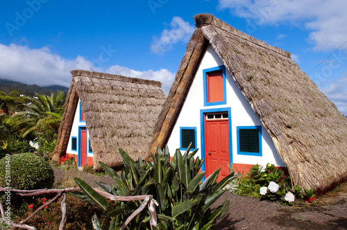 Traditionelle Bauernhäuser mit Strohdach in Santana auf Madeira