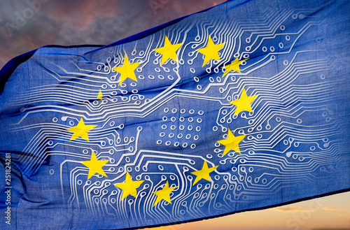 Flagge mit Computerplatine als Symbol für ein digitales Europa