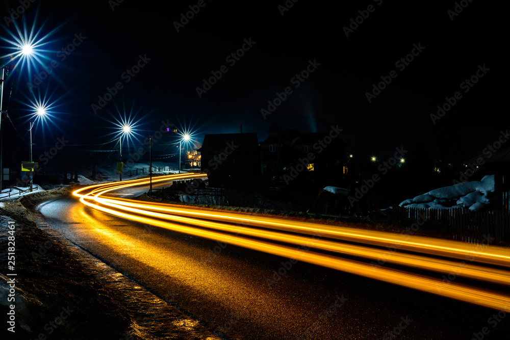 Magnificent shake the light of car lights in the evening on the highway with the stars of streetlights