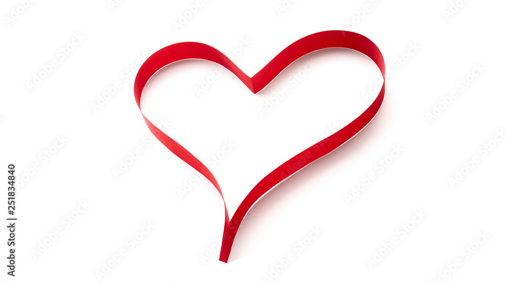 Czerwona wstążka w kształcie serca na białym tle