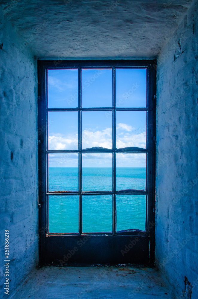 Fenster mit Ausblick auf den blauen Ozean Fenster mit Ausblick auf den blauen Ozean