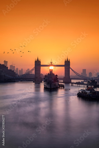 Idyllischer Sonnenaufgang hinter der Tower Bridge in London  Gro  britannien