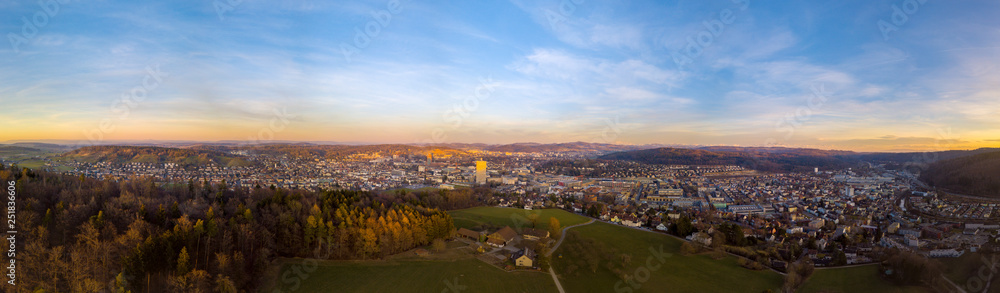 Panorama der Stadt Winterthur in der Dämmerung