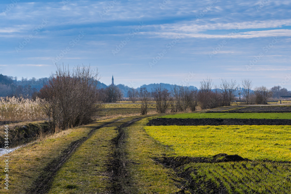 Felder mit Weg in Frühjahr und Kirche Felder mit Weg in Frühjahr und Kirche